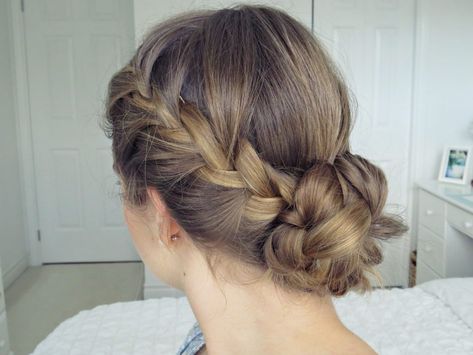 Boho braid bun tutorial Braid Bun Tutorial, Tutorial Braids, Braid Bun Updo, Braided Bun Tutorials, Boho Braid, Chignon Updo, Braids Tutorial, Nurse Hairstyles, Braid Bun