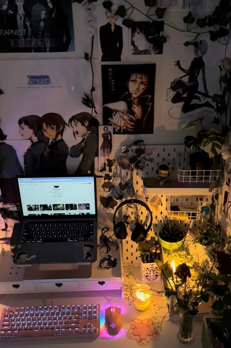 Desk Ideas For Small Spaces Aesthetic, Manga Desk Setup, Grunge Gaming Setup, Desk Ideas Grunge, Grunge Desk Setup, Grunge Desk Ideas, Small Anime Room Ideas, Emo Gaming Setup, Anime Grunge Aesthetic