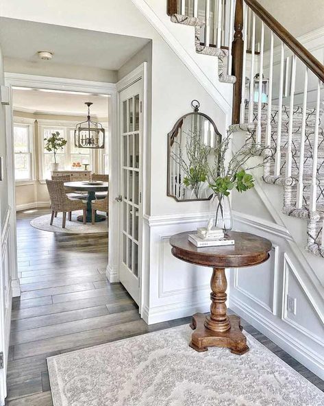 An attractive farmhouse entryway table announces the interior design statement of your home. Farmhouse Entryway Table, Farmhouse Foyer, Foyer Ideas Entryway, Small Foyer, Aesthetic Interior Design, Farmhouse Entryway, Entryway Table Decor, Foyer Decor, Foyer Decorating