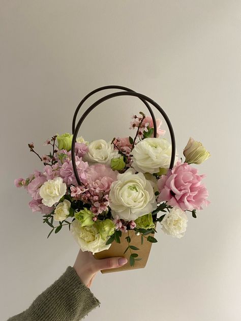 Basket Flower Arrangements Floral Design, Basket Arrangement, Flower Shop Design, Small Flower Arrangements, Bouquet Tutorial, Luxury Flower Bouquets, Creative Flower Arrangements, Flower Gift Ideas, Flowers Bouquet Gift