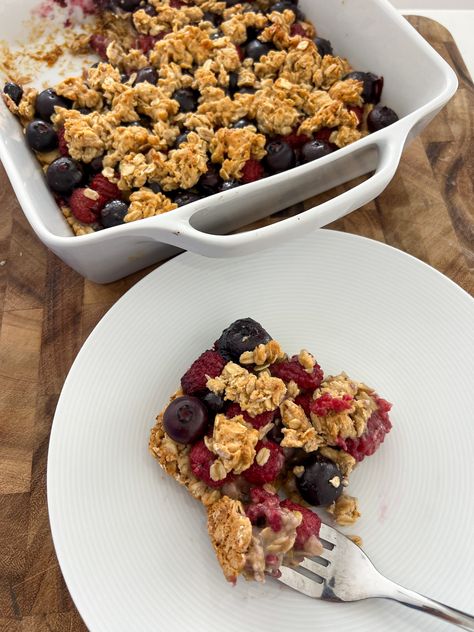 Berry Breakfast Bars Quinoa Breakfast Bake, Recipes Apples, Berry Bars, Berry Crumble Bars, Berry Filling, 30g Of Protein, Healthy Apple Crumble, High Protein Yogurt, Healthy Apple Crisp