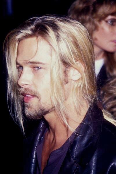 Brad Pitt with a long ponytail Brad Pitt Vampire, Brad Pitt Long Hair, Brad Pitt Hair, Man With Long Hair, 90s Boys, Kris Kristofferson, Mel Gibson, Men Hairstyles, Richard Gere