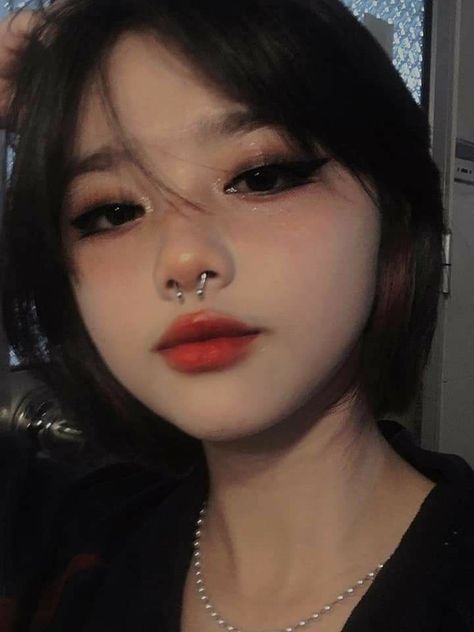 Tomboy Makeup Ideas, Tomboy Makeup, Glittery Eye Makeup, E Girl Makeup, Eyeshadow Ideas, Alternative Makeup, Peinados Fáciles Para Cabello Corto, Goth Makeup, Elegant Makeup