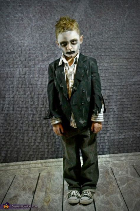 40 Ridiculously Real Zombie Costume Ideas - Bored Art Toddler Zombie Costume, Boy Zombie Costume, Apocalypse Halloween, Zombie Costume Kids, Disney Family Costumes, Diy Costumes Kids Boys, Zombie Kid, Zombie Halloween Costumes, Uhyggelig Halloween