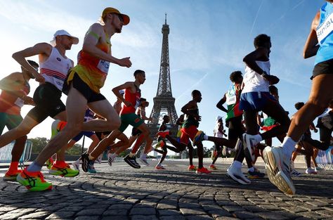 18/34]  Athletes run past the Eiffel Tower during the men's marathon. REUTERS/Piroschka Van De Wouw  PARIS, France Chicago Marathon, Paris Summer, The Eiffel Tower, Summer Olympics, Paris France, The Man, Eiffel Tower, Vision Board, Bridge