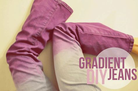 DIY gradient jeans Dye White Jeans, Ombre Denim, Dyed Jeans, Ombre Jeans, Diy Pants, Apron Sewing, Diy Ombre, Apron Sewing Pattern, Tie Dye Jeans