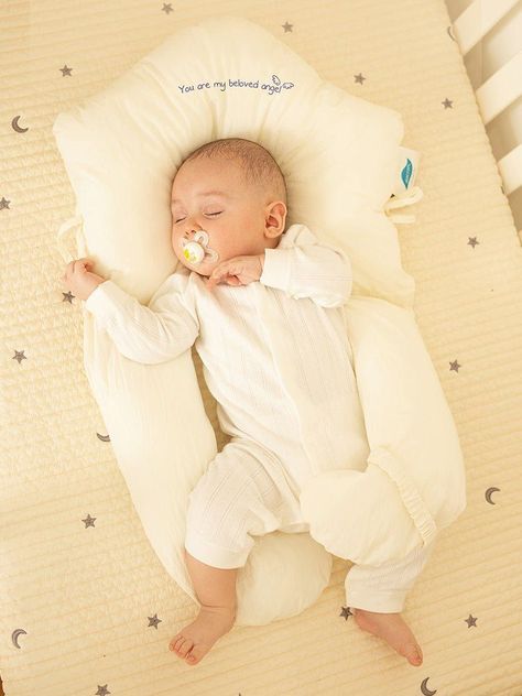 Newborn Head Shaping Huggable Pillow Our Huggable Baby Pillow is made of cotton and polyester soft on the kid's skin and providing great support. No perfumes, no dyes, no fake filings, breathable, freezing, and preserve even the most sensitive skin, your kid's protection is our biggest priority. This Head Shaping Pillow Bedding Set is professionally crafted to completion to encourage a healthy head shape and give an optimal sleeping environment for your baby.Pillow Flat Head Side Bedding Set mak Gelukkige Baby, Newborn Baby Pillow, Pillow For Baby, Flat Head Syndrome, Hug Pillow, Old Pillows, Baby Pillow, Pillow Fabric, Baby Pillows