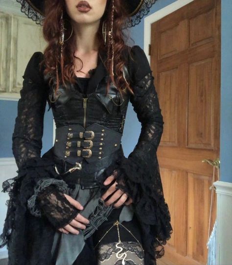 Pirate Vibe Outfit, Piratecore Aesthetic, Ren Faire Witch, Pirate Outfit Women, Velvet Gothic Dress, Pirate Attire, Avant Apocalypse, Outfit With Corset, Pirate Witch