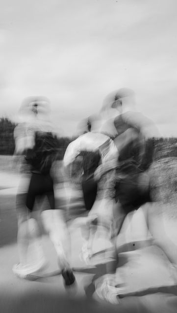 Urban Running Photography, Vintage Running Aesthetic, Running Photography Aesthetic, Running Aesthetic Photography, Desert Running, Motion Aesthetic, Running Black And White, Running Background, Running Vibes