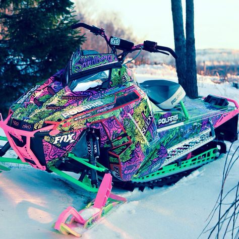 I wish my dad would teach me how to ride these sleds, im ashamed of it but I can only ride my old 1999 skidoo Snowmobile Wraps, Sledding Snowmobile, Snowmobile Girl, Dirt Bike Gear, Hors Route, Atv Accessories, Dirt Bike Girl, Snow Much Fun, Antique Tractors