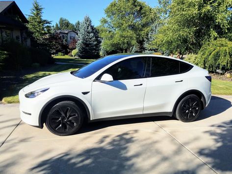 Pics of white Y with and without Gemini covers | Page 4 | Tesla Motors Club Tesla Model Y White, Tesla Auto, Tesla Aesthetic, White Tesla, Tesla Suv, Boxer Fighter, Car Tesla, White Suv, Black Success