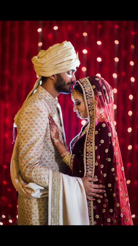 Sabyasachi Singal Dulha Pose, Coupal Pose Indian Wedding, Indian Wedding Cupal Pose, Sadi Clojap Photo, Couple Shoot Wedding Indian, Sabyasachi Couple Poses, Dulha Dulhan Couples Photography, Singal Dulhan Pose, Marriage Poses