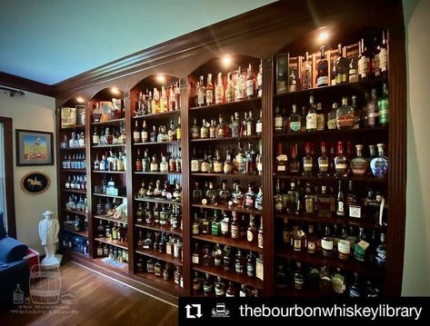 Whisky Cabinet Display, Whiskey Collection Display, Whiskey Display Ideas, Whisky Bar Home, Whisky Display, Store Interior Design Ideas, Bourbon Display, Whiskey Library, Cigars And Bourbon