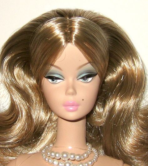 Old Barbie Dolls, Long Shiny Hair, Market Day, Diy Doll Miniatures, Doll Aesthetic, Malibu Barbie, Beautiful Barbie Dolls, Creative Hairstyles, Old Dolls