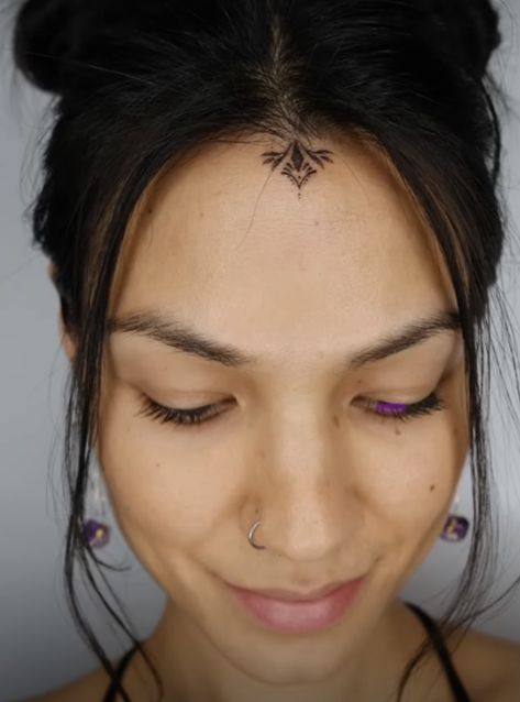 Hairline Tattoo Women, Boho Face Tattoos, Face Tattoos For Women Forehead, Feminine Forehead Tattoo, Women Forehead Tattoo, Tiny Throat Tattoo, Forehead Tattoos For Women, Hairline Tattoo For Women Forehead, Line Throat Tattoo