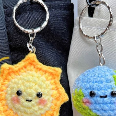 xuxucrochet on Instagram: "Crochet Couple Keychain: Sun and Earth 🌞🌎 Video tutorial on my youtube channel: "Xuxu Crochet" #crochet #couple #crochetcouplekeychain #crochetkeychain #crochetsun #crochetearth #crochetgifts #crochetgiftideas #xuxucrochet" Couple Crochet Ideas, Couple Crochet Keychain, Matching Crochet Ideas, Matching Crochet Keychains, Crochet Couples Gift, Crochet Earth, Crochet Couple, Couple Crochet, Sun Keychain