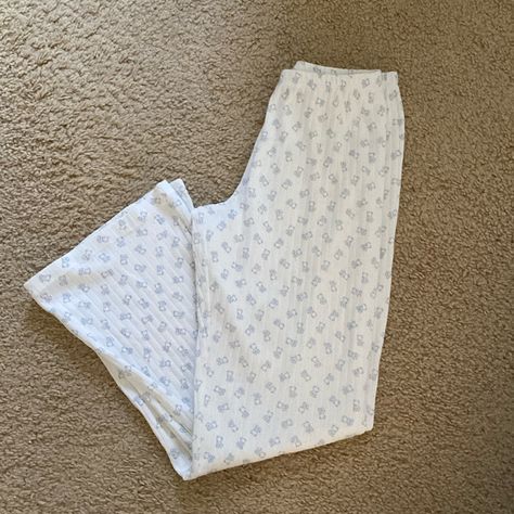 Cozy Light Weight Low Rise Pajama Pants In Ivory With The Baby Blue Teddy Bear Print With An Elastic Waistband Fabrics: 100% Cotton Measurement: 11" (28 Cm) Rise, 28" (71 Cm) Inseam, 26" (66 Cm) Waist (Stretches) Made In: Italy Brandy Melville Teddy Bear Pjs, Brandy Melville Pjs, Bur Basket, Brandy Clothes, Brandy Melville Clothes, Brandy Sweats, Blue Pjs, Teddy Bear Pants, Thrift Manifest