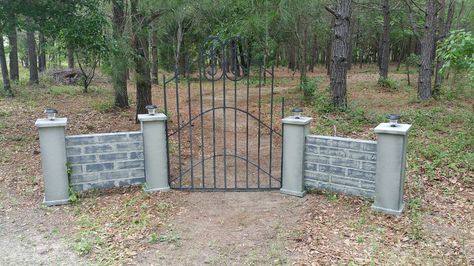 Cemetery Entrance, Cemetery Gates, Halloween Cemetery, Grave Yard, Halloween Props Diy, Halloween Graveyard, 2023 Halloween, 2024 Halloween, Halloween Outdoor