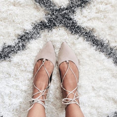 Cream Lace Up Flats #sexyshoes Tie Up Flats, Mode Shoes, Elegante Y Chic, Lace Up Flats, Boutique Fashion, Comfortable Flats, Pointed Toe Shoes, Cream Lace, Crazy Shoes