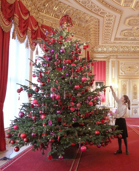 'The Princesses' Pantomimes' Display And Christmas Decorations Photocall Formal Christmas Tree, Royal Christmas Decoration, Royal Christmas Tree, Versailles Christmas, Christmas Castle, Rich Christmas, Traditional Christmas Tree Decorations, Christmas Castle Aesthetic, Christmas Installation