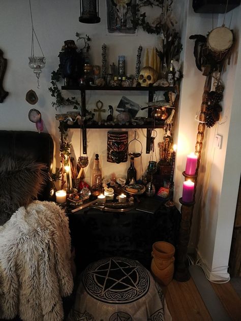 Goth Bedroom, Gothic Room, Gothic Bedroom, Hippy Room, Dark Home Decor, Decor Ideas Bedroom, Home Decor Living Room, Dreamy Room, Dream Room Inspiration