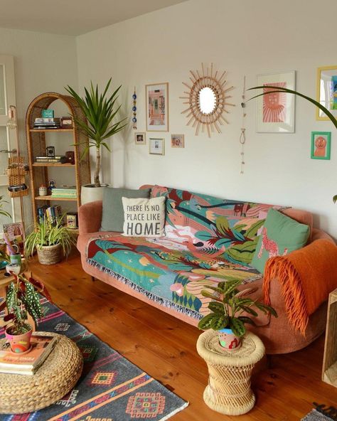 Colorful Rug Decor, Minimal Eccentric Decor, 70s Inspired Living Room Vintage, Colorful Boho Studio Apartment Ideas, Boho Bedroom Inspirations Modern, Mid Century Boho Home, Bohemian Home Interior, Latin Inspired Home Decor, Big Wall Space Decor Ideas