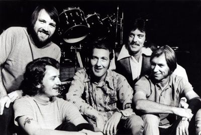 The TCB Band in the early '70s: Ronnie Tutt, Jerry Scheff, James Burton, John Wilkinson and Glen D. Hardin.  “As far as the humor is concerned,” says Tutt, “Elvis, as much as anybody I’ve ever known in my life, loved to laugh. He was a very emotional man when it came to that. He didn’t hesitate to laugh or cry. His whole life was built around trying to find humor in things.” Conveyer Belt, Elvis Tcb, James Burton, Karate Moves, Elvis Photos, Elvis Art, Elvis In Concert, Perry Como, Vegas Shows