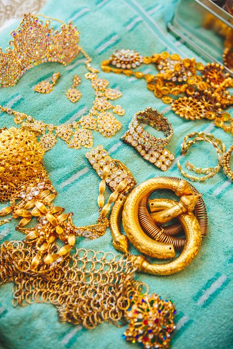 Khmer wedding Khmer Jewelry, Cambodian Culture, Trendy Gold Jewelry, Laos Culture, Laos Wedding, Cambodian Wedding, Cambodian Dress, Khmer Dress, Thai Clothes