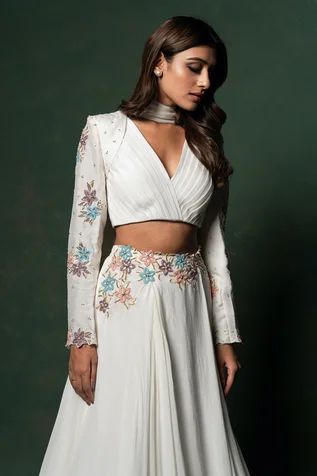 Embroidered Lehenga Designs, Pleats Blouse Design, Plain White Blouse Designs For Saree, Blouse On Lehenga, New Traditional Dress Indian, White Lengha Choli, Pleated Blouse Designs, White Blouse Designs, Pleats Blouse