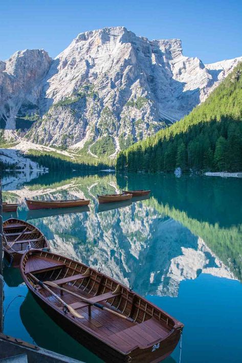 Best lakes in South Tyrol - check out my Top 10 lakes and waterfalls in Italy! Definitely must-go places in South Tyrol! Italy Travel, Tirol, Italy Aesthetic, South Tyrol, Amazing Travel Destinations, Mountain Lake, Beautiful Lakes, Art Nature, Pretty Places