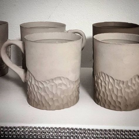 Pottery Carving, Carved Pottery, Ceramics Pottery Mugs, Slab Ceramics, Pottery Patterns, Beginner Pottery, Earthenware Pottery, Ceramic Texture, Sculptures Céramiques