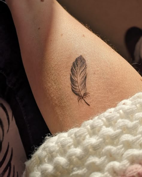 Feather Tattoo Finger, Single Feather Tattoo, Feather Tattoo On Finger, Small Feather Tattoo Ideas For Women, Boho Feather Tattoo, Delicate Feather Tattoo, Dainty Feather Tattoo, Minimalist Feather Tattoo, Small Eagle Feather Tattoo