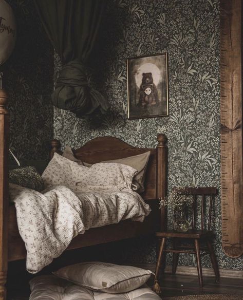 Moody Toddler Room, Moody Kids Room, Vintage Toddler Rooms, Victorian Nursery, Cottage Grandma, Vintage Kids Room, Vintage Cottage Core, Fairytale Aesthetic, Aesthetic Floral