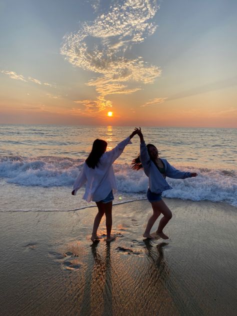 Vacation Pictures With Best Friend, Sunrise Beach Photoshoot Friends, Best Friends Photos Beach, Hawaii Best Friends, Picture To Take With Your Best Friend, Beach With Best Friend, Sunrise Photos With Friends, Beach Pictures Duo, Cute Beach Poses With Friends