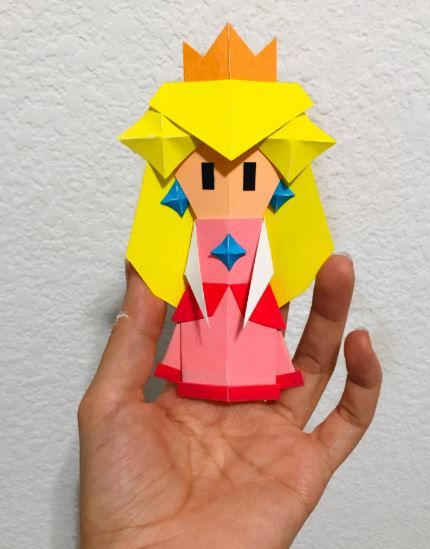 An incredible Origami Princess Peach inspired by Paper Mario: The Origami King Super Mario Origami, Paper Princess Peach, Paper Mario Origami King, Drawing Mario, Mario Diy, Mario Origami, Origami Kids, Mario Crafts, King Craft