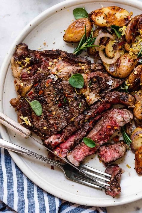 this tuscan grilled steak recipe is the PERFECT grilled steak! a simple (7 ingredients!) herb rub give the tuscan steaks restaurant-quality flavor. #playswellwithbutter #tuscanrecipes #steakrecipes #grilledsteak #easydinnerrecipes #grillingrecipes Rosemary Steak Marinade, Tuscan Steak Recipe, Dinner Party Italian, Tuscan Steak, Steak Rosemary Garlic Butter, Balsamic Grilled Flank Steak Caprese, Steak With Rosemary, Marinate Steak, Italian Bbq