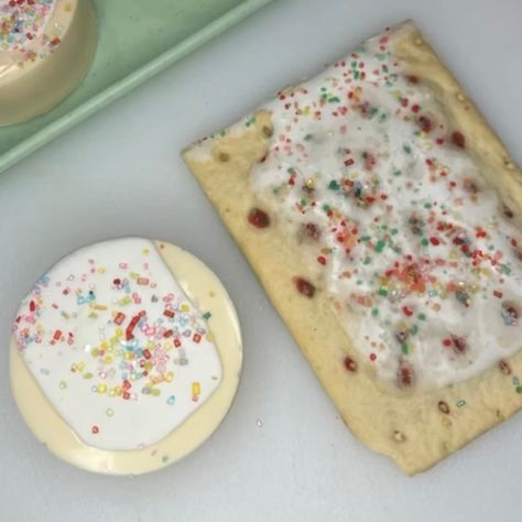 Pop Tart Cake, Puck Cakes, Cake Puck, Cake Pucks, Chocolate Cake Mix Recipes, Mini Loaf Cakes, Chocolate Covered Desserts, Tart Cake, Cake Pop Molds