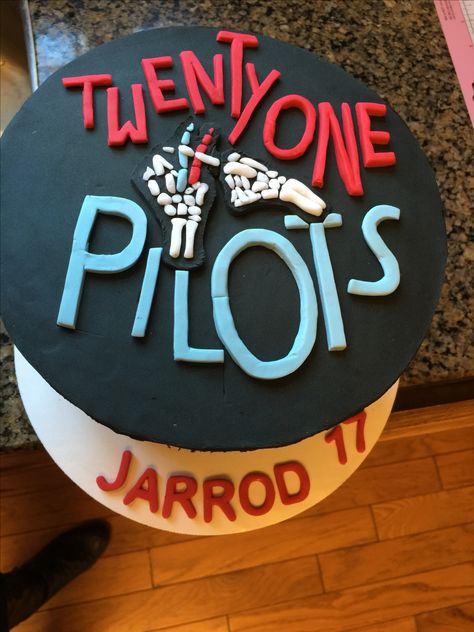 21 pilots cake Twenty One Pilots Cake, Emo Cake, Twenty One Pilots Jewelry, Christmas Twenty One Pilots, Twenty One Pilots Christmas, Twenty One Pilots Profile Pic, Pilots Birthday, Teenage Birthday Party, 15th Birthday Cakes