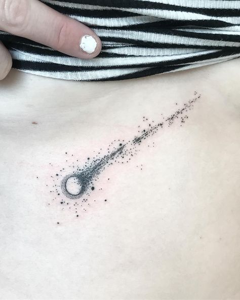 Comet Tattoo Design, Meteor Shower Tattoo, Star Trail Tattoo, Comet Tattoo Ideas, Falling Star Tattoo, Comet Tattoo, Astronomy Tattoo, Stick Poke Tattoo, Kunst Tattoos