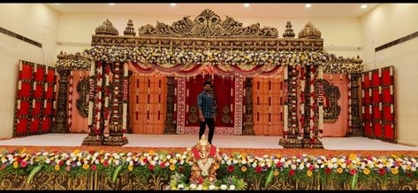 Wedding Hall Entrance Decorations Indian, South Indian Stage Decoration Weddings, Mandapam Decoration South Indian, Pelli Mandapam Decoration South Indian, South Indian Wedding Stage Decoration, Hindu Marriage Decoration Stage, Varmala Stage, Muhurtham Decor, Mandapam Decoration