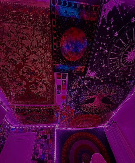 Tapestry On Ceiling Aesthetic, Rooms With Tapestries On Ceiling, Bonito, Grunge Bedroom Tapestry, Tapestry’s On Ceiling, Tapestry Bedroom Ideas Ceilings, Led Lights And Tapestry Bedroom Aesthetic, Tapestry Living Room Ideas, Tapestry On Roof