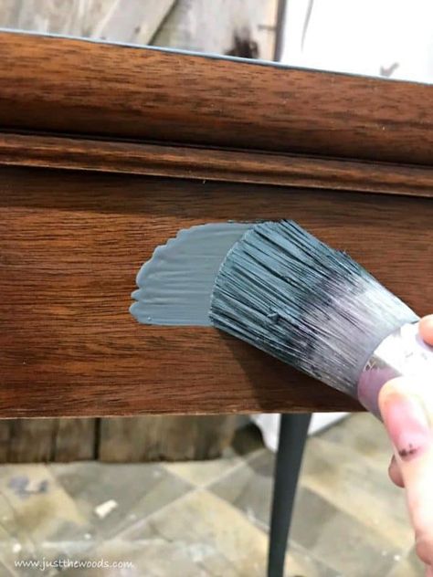 Layering paint on your painted furniture project to create a coastal look. This blue painted table is finished in painted layers with an added pop of color. See how to layer paint when painting furniture. This blended and layered painted table has a soft blue coastal vibe. #paintinglayers #howtopaintfurniture #layerpaint #blendingpaint #layeringpaint #layerpaint #paintedfurniture #bluepaintedfurniture #paintedtable Coastal Furniture Ideas, Coastal Blue Paint, Beachy Furniture, Chalk Paint Table, Blue Painted Furniture, Blue Chalk Paint, Stormy Seas, Painted Furniture Colors, Furniture Painting Techniques