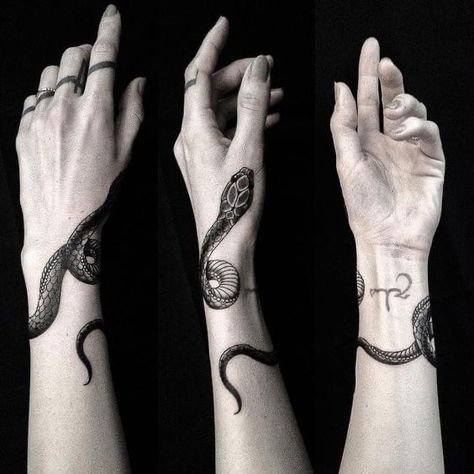 Tattoo Main, Tattoo Diy, Serpent Tattoo, Tattoo Trend, Snake Tattoo Design, Inspiration Tattoos, Disney Tattoo, Diy Tattoo, Snake Tattoo