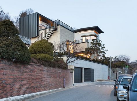 Naegok V house / jhy architect & associates Modern Korean House Exterior, Modern Korean House, Korean House Exterior, Korean Modern House, Korean House Design, Seoul Apartment, Home Gym Design Garage, Architecture Model Making, Mansions Luxury