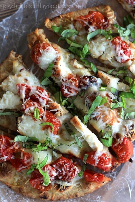 This Grilled Chicken Margherita Pizza is a delicious personal pizza with smokey grilled chicken, roasted cherry tomatoes, melty cheese and fresh basil. It's the ultimate margherita pizza recipe! #grilledchicken #margheritapizza #chickenpizza #chickenpizzarecipe #homemadepizza #easypizza #bestpizza #pizzarecipe Chicken Margarita Pizza, Grilled Chicken Margherita, Autumn Dinners, Pizza Naan, Chicken Margherita, Margherita Pizza Recipe, Pizza Lasagna, Pizza Roll, Naan Pizza