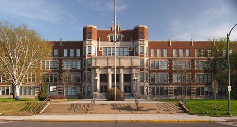 American High School Building, Aesthetic Highschool Building, Boarding School Architecture, American High School Exterior, School Pictures Aesthetic, Highschool Exterior, High School Exterior, High School In America, School Exterior