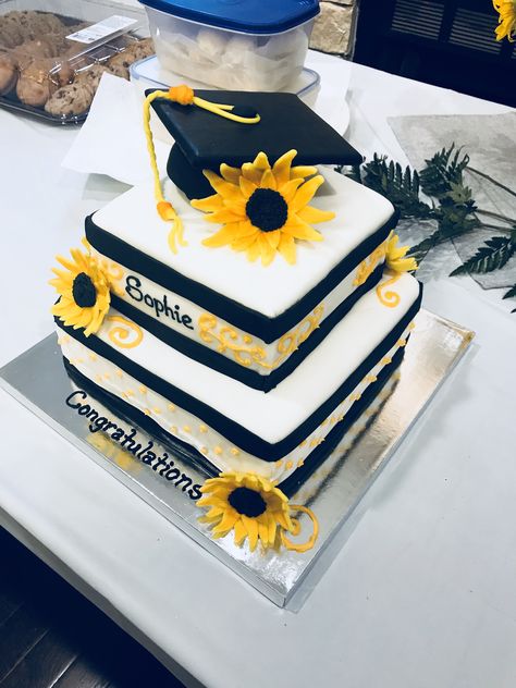 Black and White Sunflower Graduation Cake with Graduation Cap Graduation Sunflower Theme, Sunflower Graduation Cakes, Sunflower Themed Graduation Party, Black And White Graduation Party Ideas, Sunflower Graduation Party Theme, Graduation Party Cake Ideas, Sunflower Graduation Cap, Sunflower Graduation Party, Graduation Cake Ideas