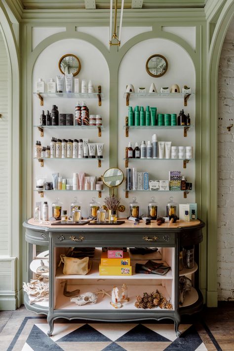 New York’s Blackstones Salon Just Became the City’s Best Beauty Shop | Vogue Eclectic Beauty Salon, Artists Office, Eclectic Salon, Salon Retail Display Ideas, Vintage Salon Decor, Salon Retail Display, Artist Office, Curly Salon, French Apothecary