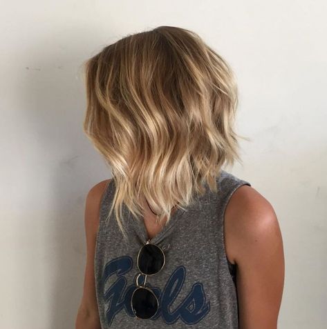 Honey Blonde Wavy Bob Blonde Balayage Bob, Line Bob Haircut, Balayage Bob, Choppy Bob Hairstyles, Bob Haircut For Fine Hair, Bob Hairstyles For Fine Hair, Haircuts For Fine Hair, Hair Color Balayage, Blonde Balayage