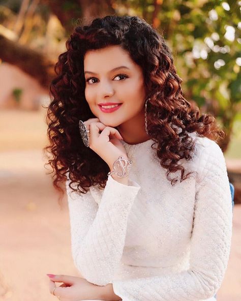 Palak Muchhal, Indian Singers, Holi Photo, Long Indian Hair, Ganesh Images, Hans Christian Andersen, Indian Hair, Krishna Wallpaper, Hans Christian